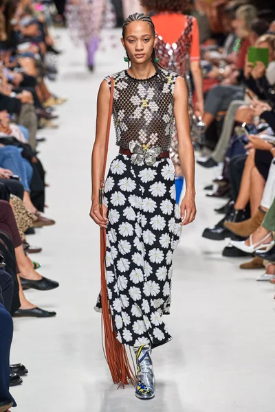 Look 10